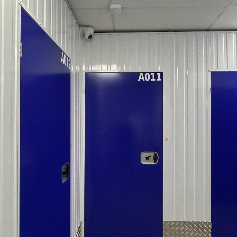 Couloir de box de stockage ProxyStock à Ans, portes bleues sécurisées